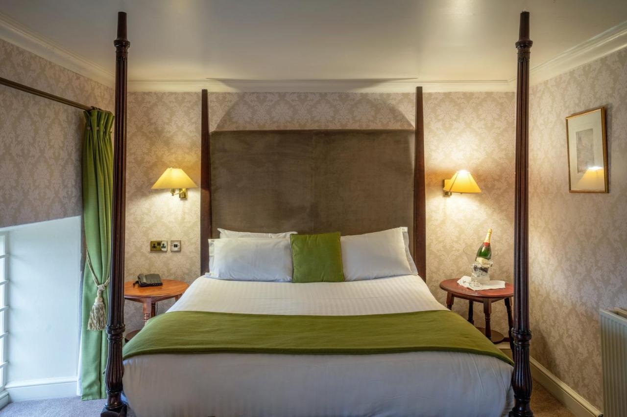 Country house Hazlewood Castle & Tadcaster