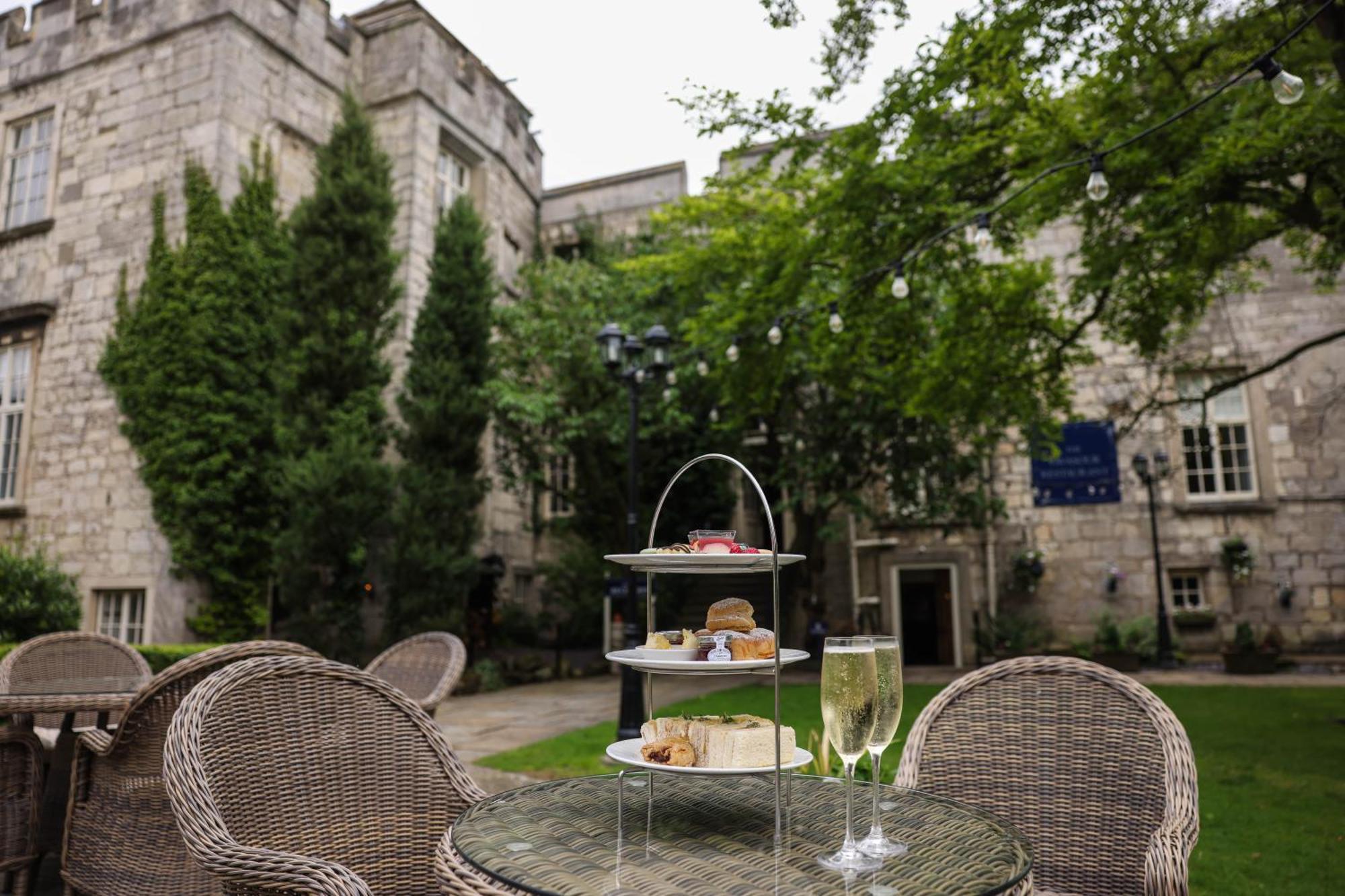 Hazlewood Castle & Летний дом Тадкастер